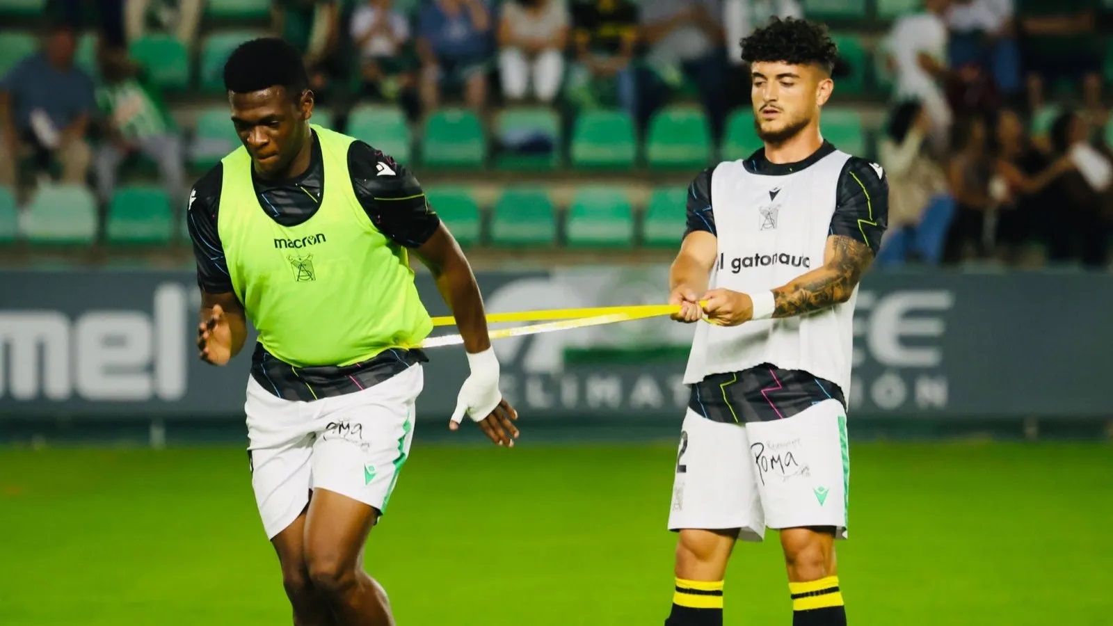 Ntji Tounkara calienta junto a un compañero antes de un partido del Sanluqueño.