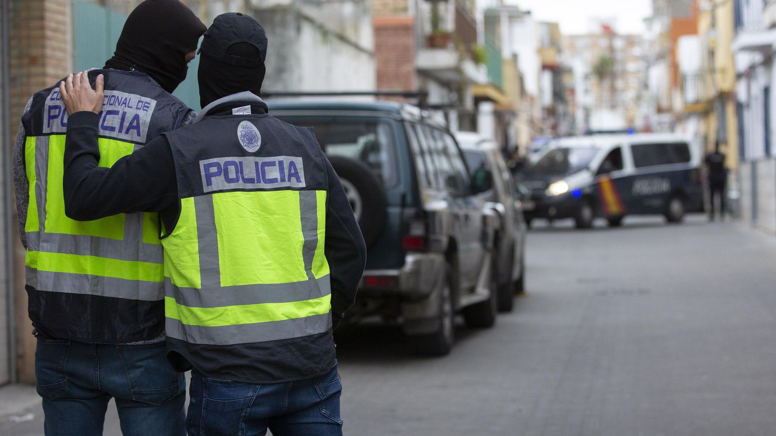Dos policías nacionales, en la calle Ortega y Gasset. Dos policías nacionales, en la calle Ortega y Gasset.