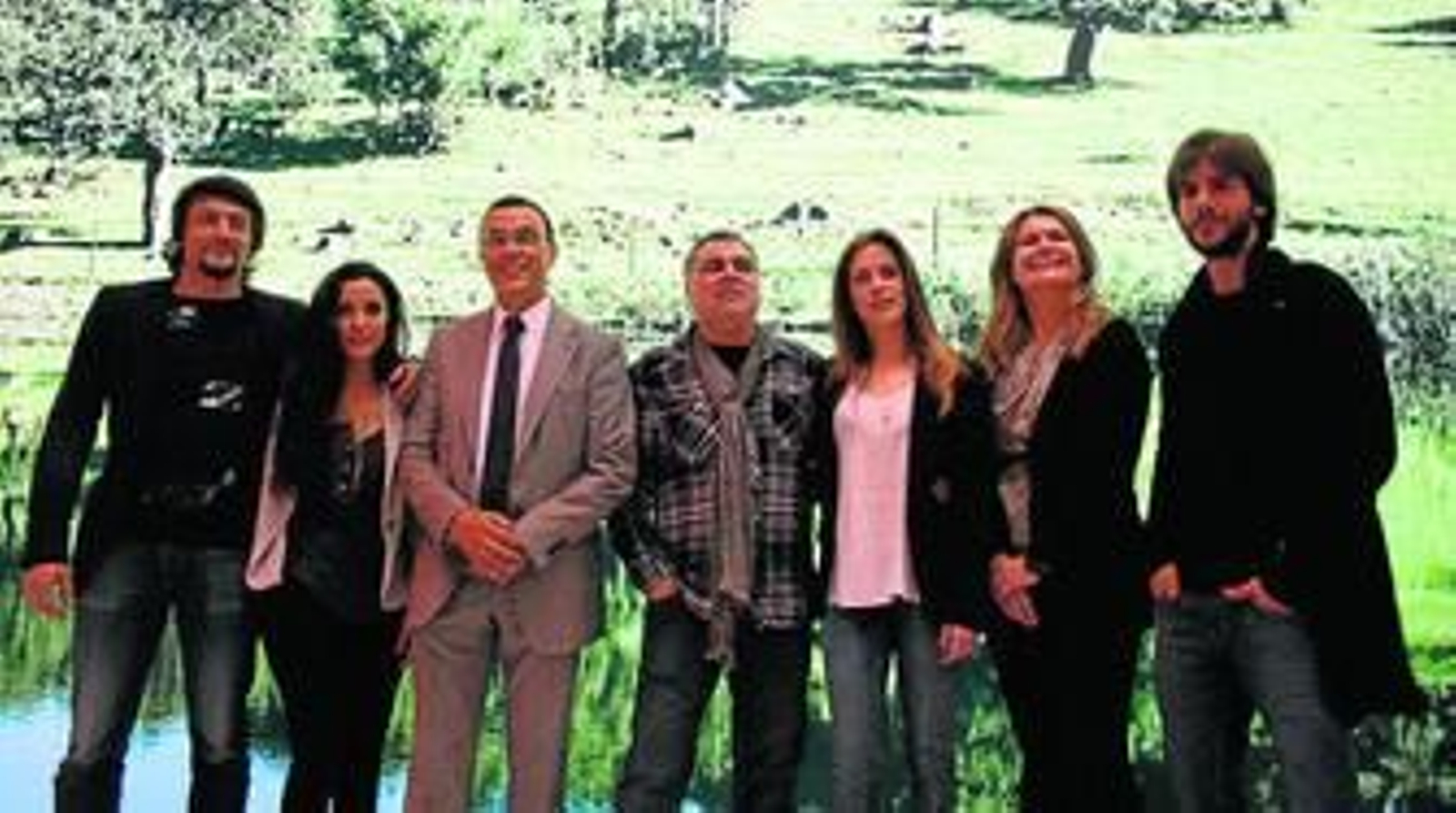 Los actores, posando ayer en Madrid junto a Ignacio Caraballo y Benito Zambrano (centro).