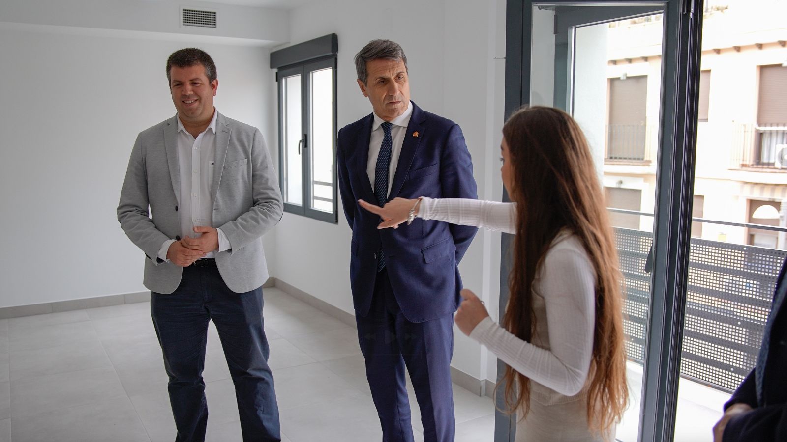 El delegado del Gobierno de España en Andalucía, Pedro Fernández, visitado el nuevo edificio de usos múltiples de Monachil