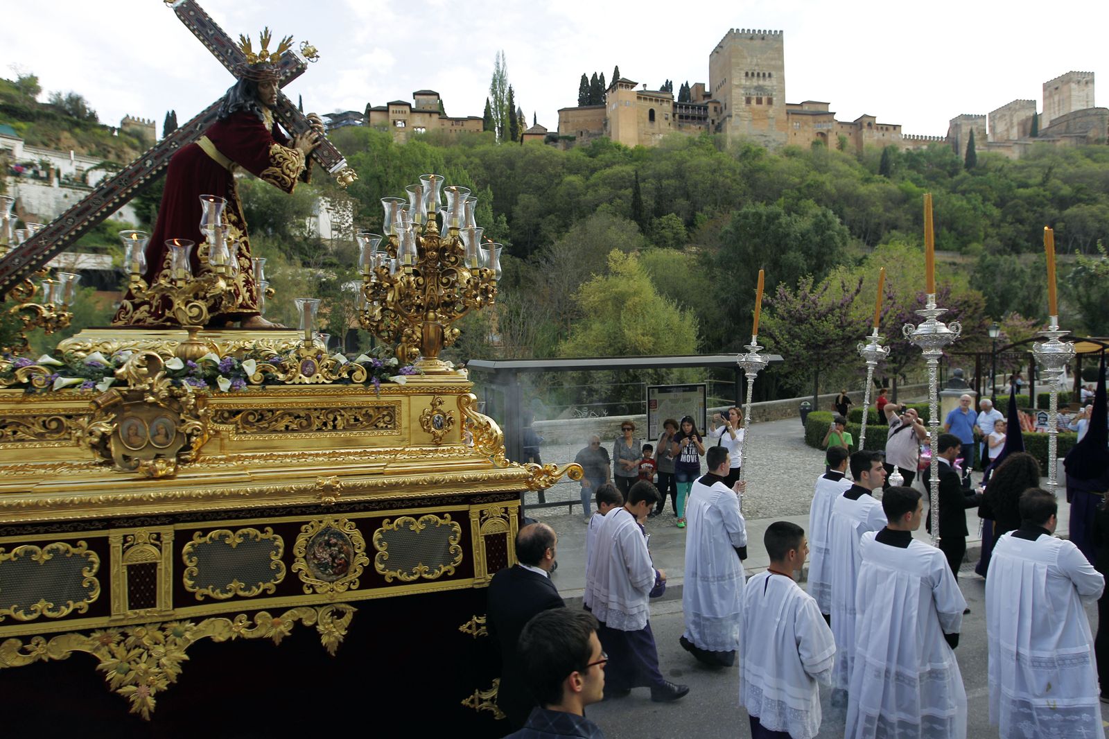 Hermandad del Via Crucis por el Paseo de los Tristes