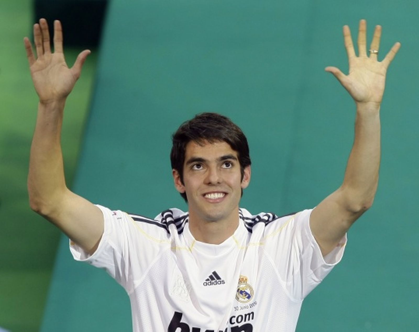 Kaká alza las manos mirando al cielo.