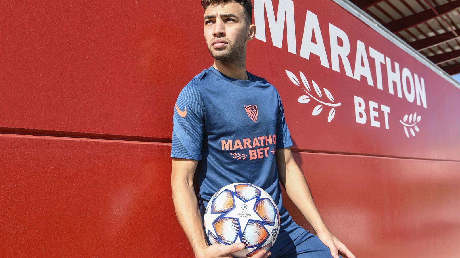 El delantero del Escorial posa en la ciudad deportiva.