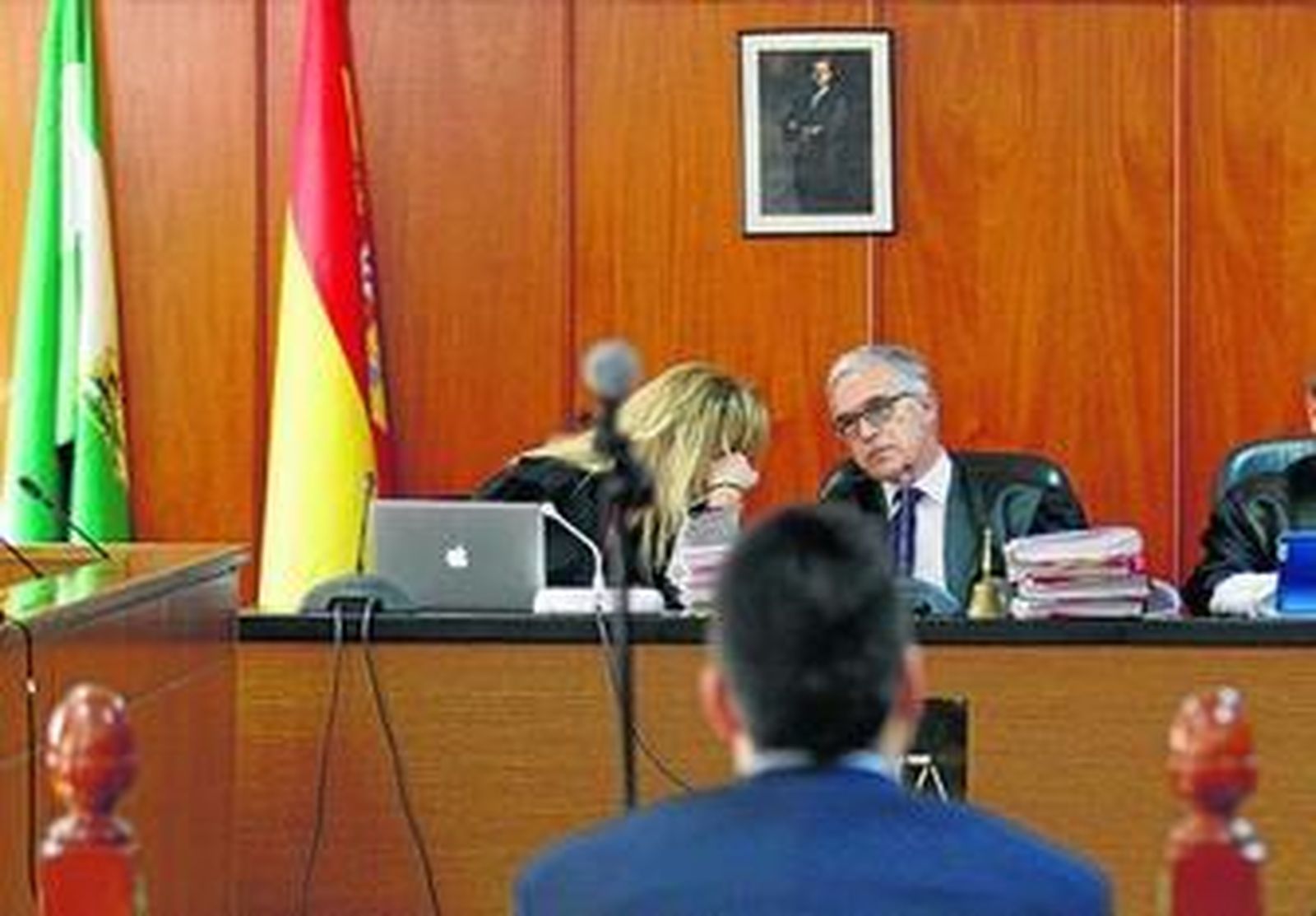 Ana Rubio Encinas, a la izquierda, junto al presidente de la Sección Tercera, Manuel Grosso, durante la celebración del juicio.