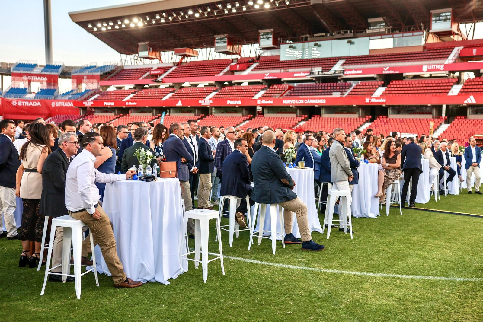 Los Cármenes reúnen a 1200 personas en la celebración de los diez años de reuniones del Club Cámara Granada, en imágenes