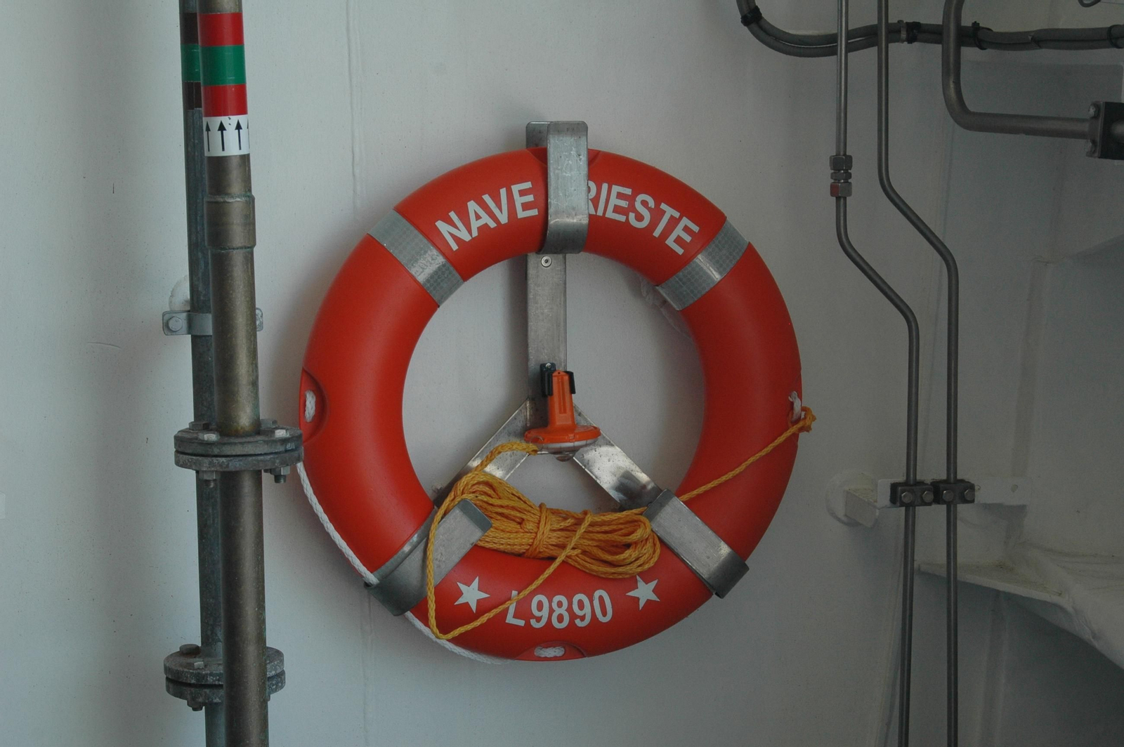 Aro salvavidas con el nombre y numeral del buque.
