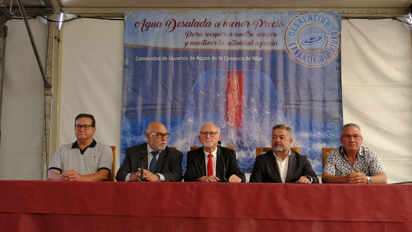 Mesa presidencial con Antonio López, presidente de la CUCN, a la cabeza.