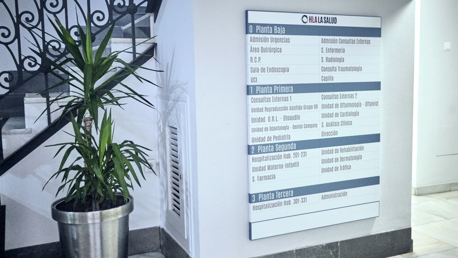 Hall de entrada del hospital HLA La Salud de Cádiz, ubicado en la calle Feduchy