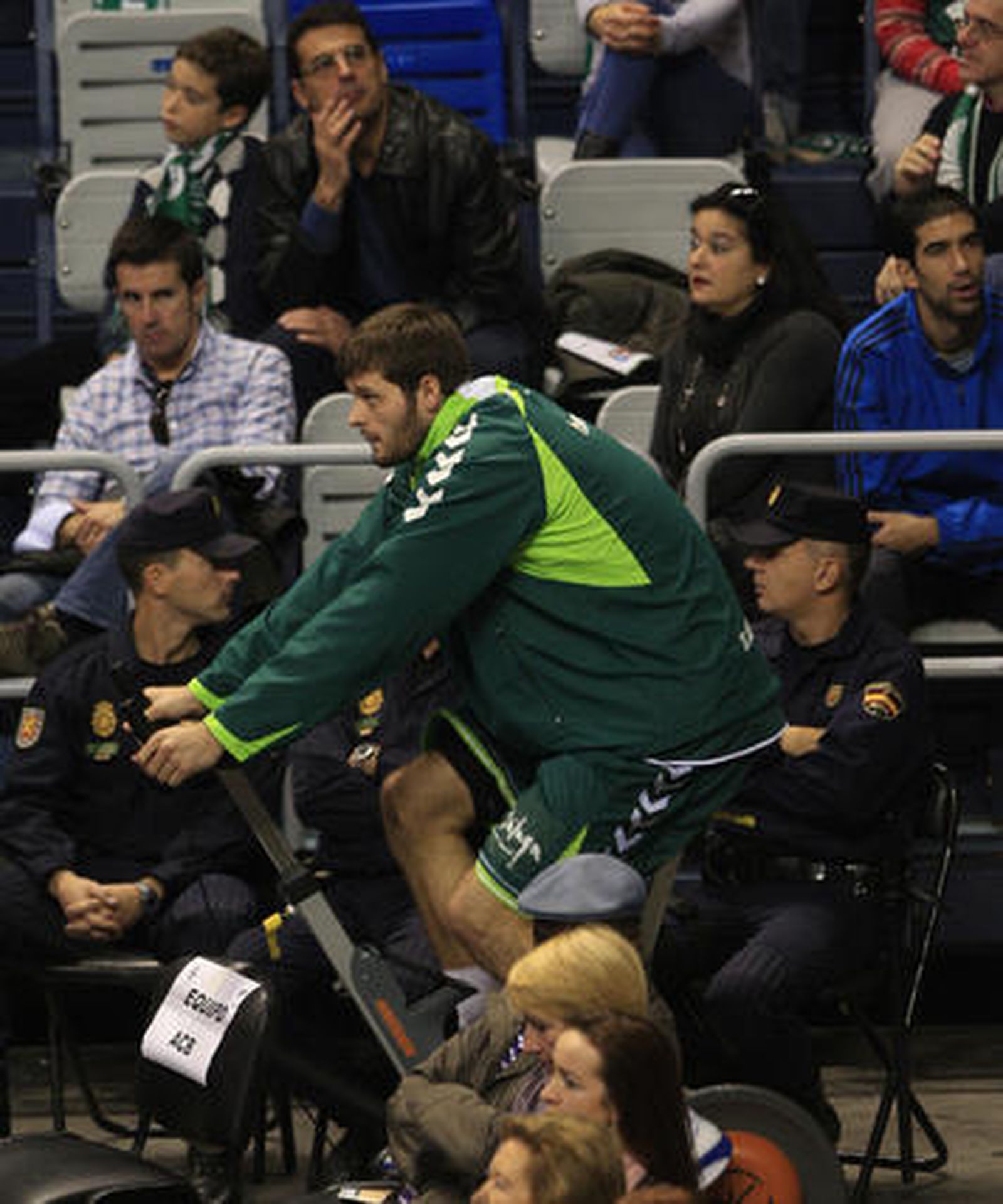 El Unicaja pierde contra el Power Electronics (64-70) y se aleja de la Copa del Rey

Los de Aíto lo intentaron hasta el final, pero la precipitación y el mal día en los tiros decantaron el encuentro para los valencianos.

Foto: Sergio Camacho / Agencias