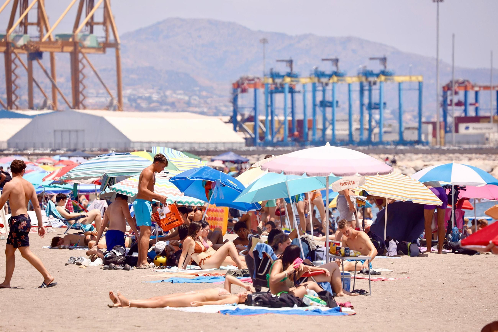 Las playas de Málaga llenas este domingo, en imágenes