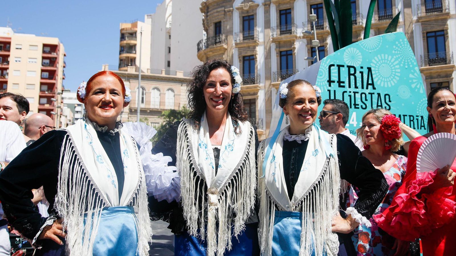 La alcaldesa ha sosprendido por su traje, obra de Curro Ruiz.