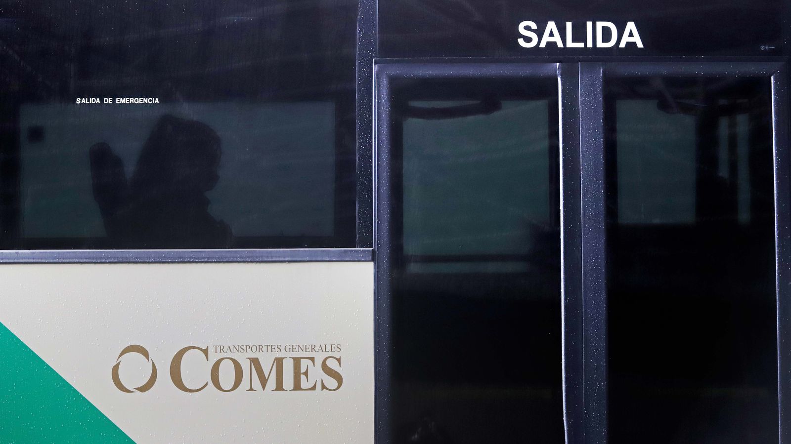 Reparto de mascarillas en las estaciones de autobús del Campo de Gibraltar