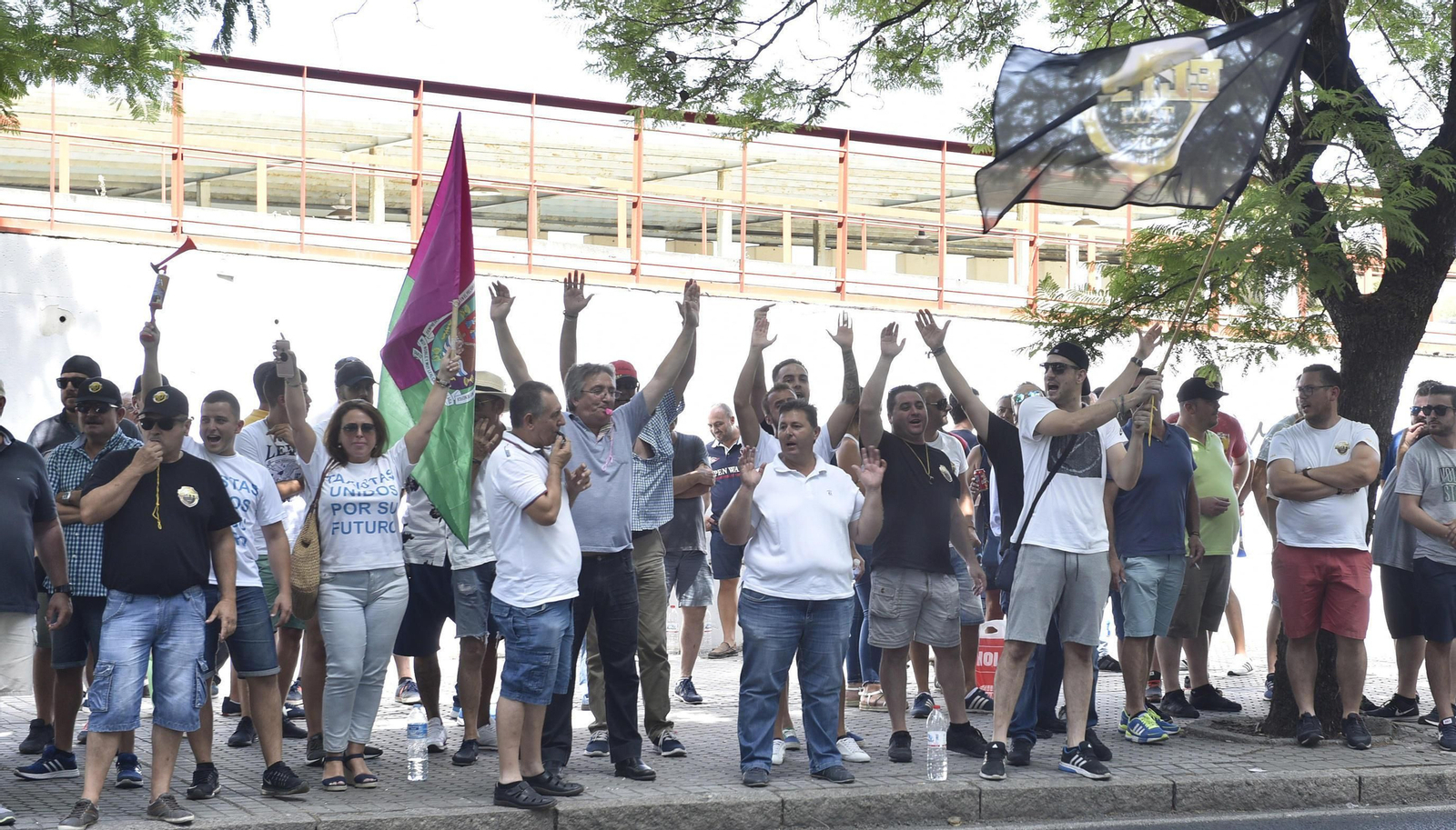 Taxistas de Málaga concentrados ayer ante la Consejería de Fomento durante la reunión de sus representantes con el consejero, Felipe López.