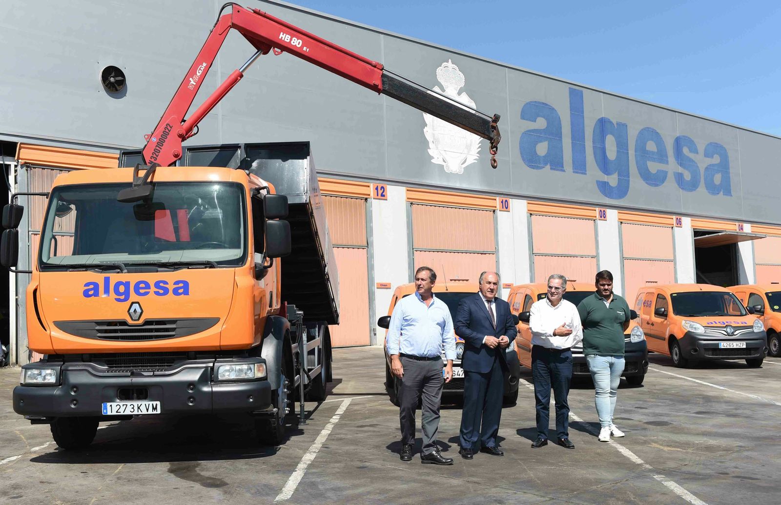 Las autoridades municipales junto a los nuevos vehículos de Algesa.