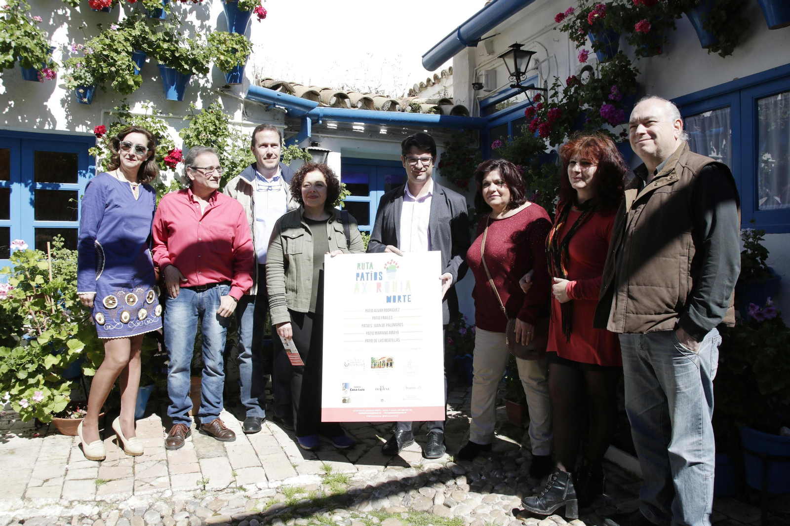 Propietarios de los recintos que pertenecen a la Ruta Patios de la Axerquía Norte posan durante la presentación de este nuevo itinerario.