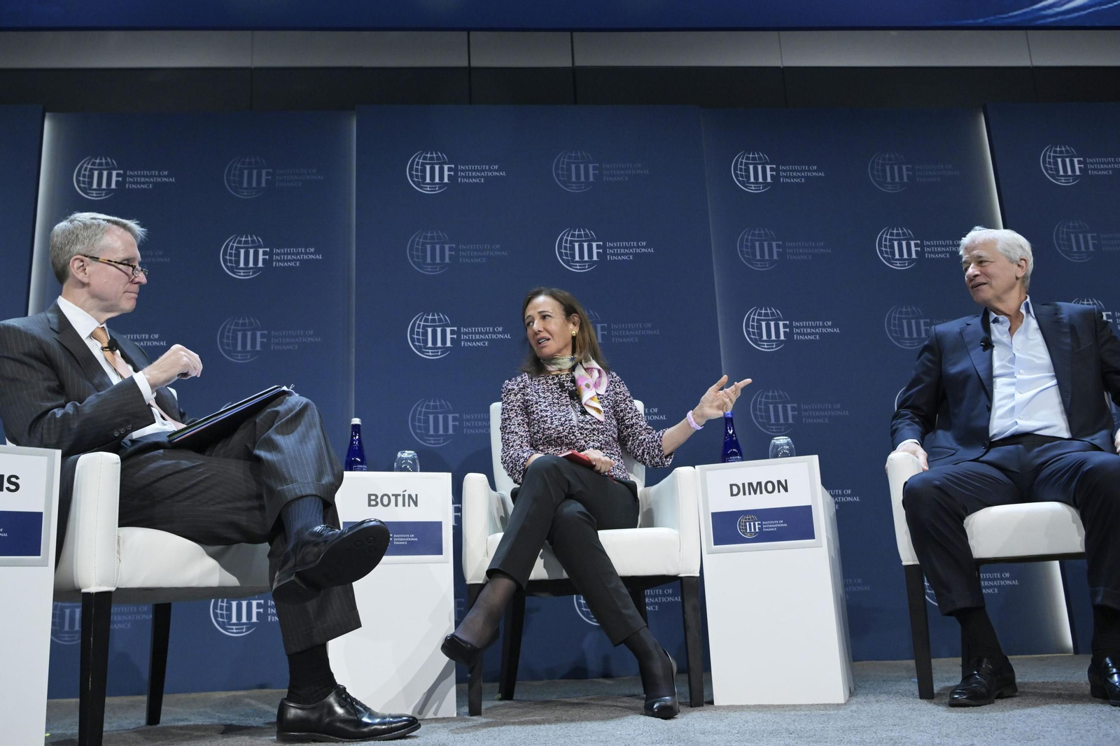 La presidenta del Banco Santander, Ana Botín, junto al director ejecutivo de JP Morgan Chase, Jamie Dimon, y el presidente deI IIF, Tim Adams.