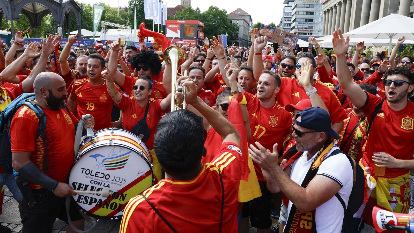Las fotos de la afición española en Stuttgart antes del España - Alemania