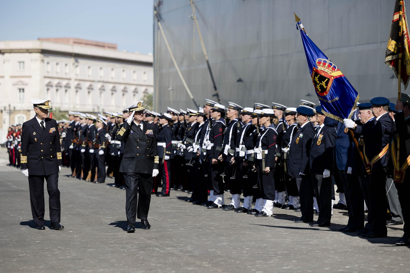 Las imágenes del día del veterano de las Fuerzas Armadas y Guardia Civil en Cádiz.