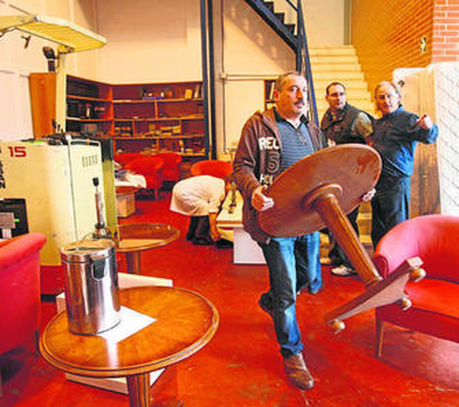 Algunos de los muebles que se venden a precios simbólicos en la nave de Decohogar en Zona Franca.