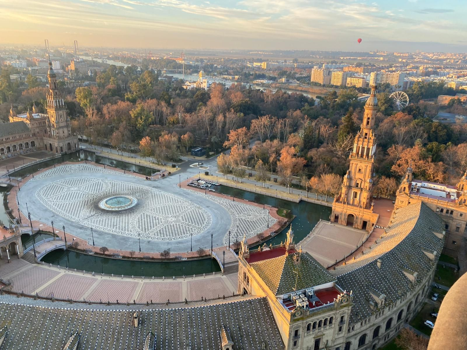 Fotos del vuelo de los Reyes Magos sobre Sevilla