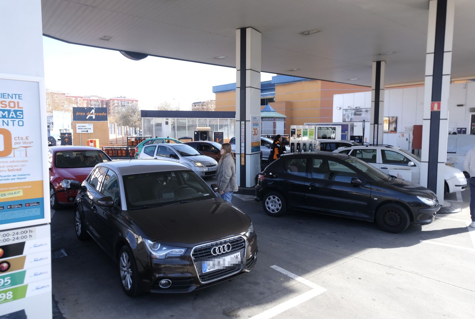 Las colas en las gasolineras de Córdoba antes del fin de la bonificación del Gobierno, en imágenes