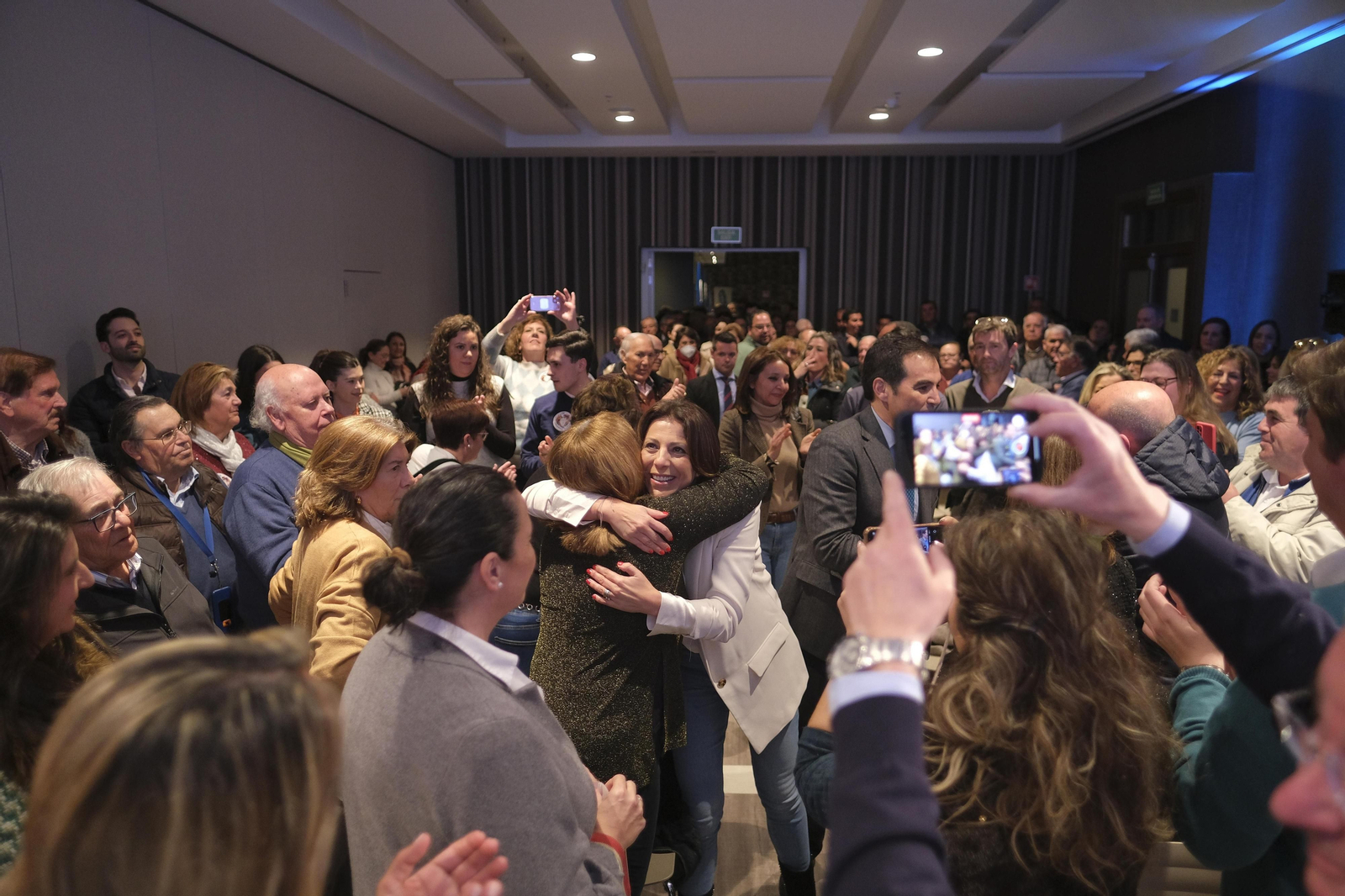 María de la Paz Fernánde recibió el cariño de los asistentes. María de la Paz Fernánde recibió el cariño de los asistentes.