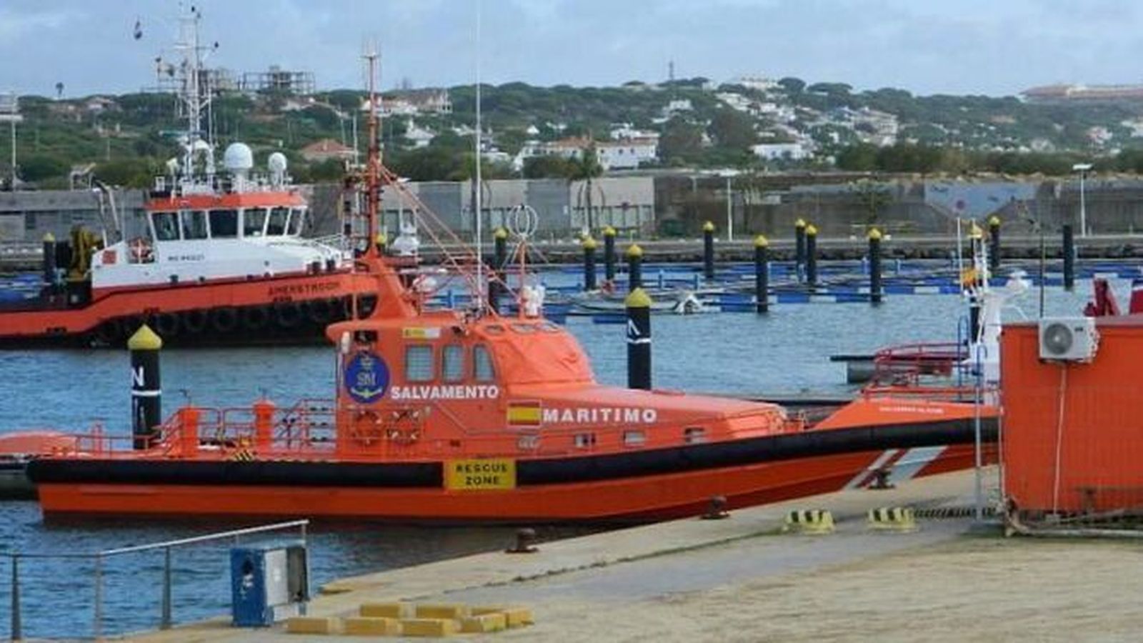 Los menores se encontraban en el agua, en la parte de las rocas del dique exterior del rompeolas
