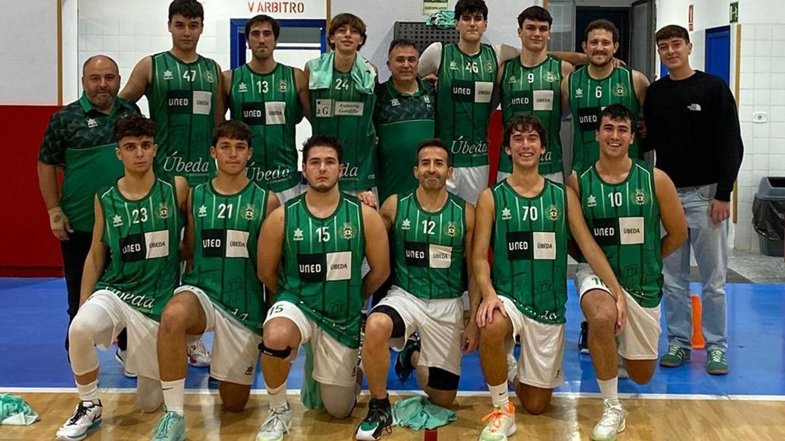 Pedro, con el dorsal 21, junto a sus compañeros del CD Úbeda Viva.
