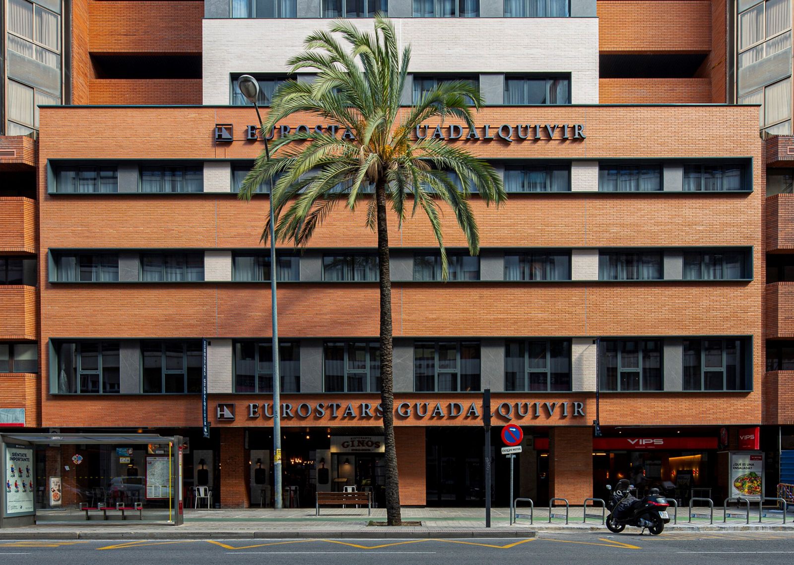 Fachada principal del hotel de República Argentina construido sobre el edificio preexistente por Grupo Insur.