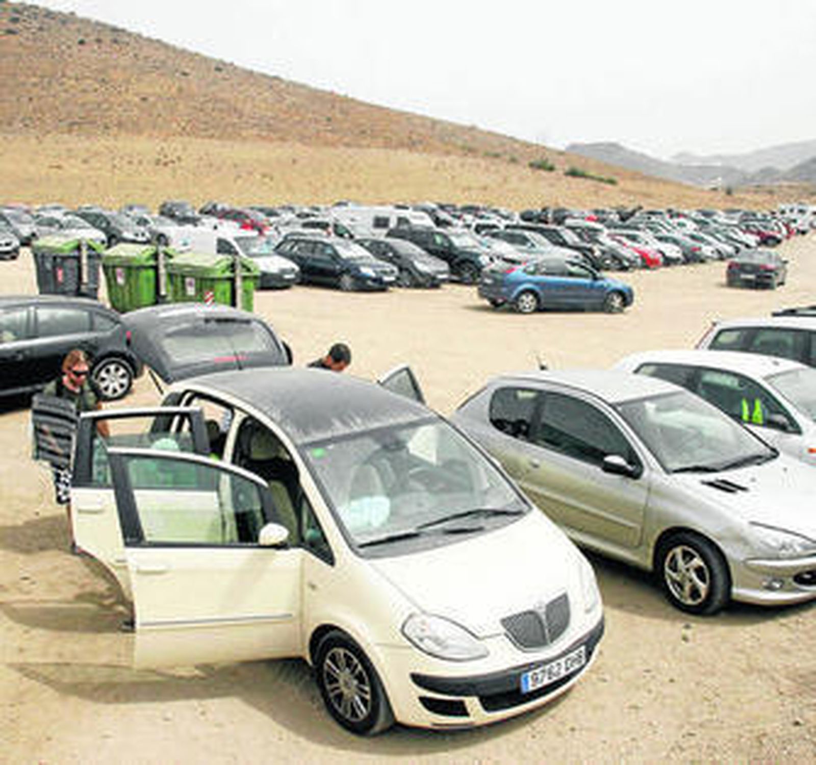 Área de aparcamiento situada antes de la playa de los Genoveses a la que se llegará a pie.