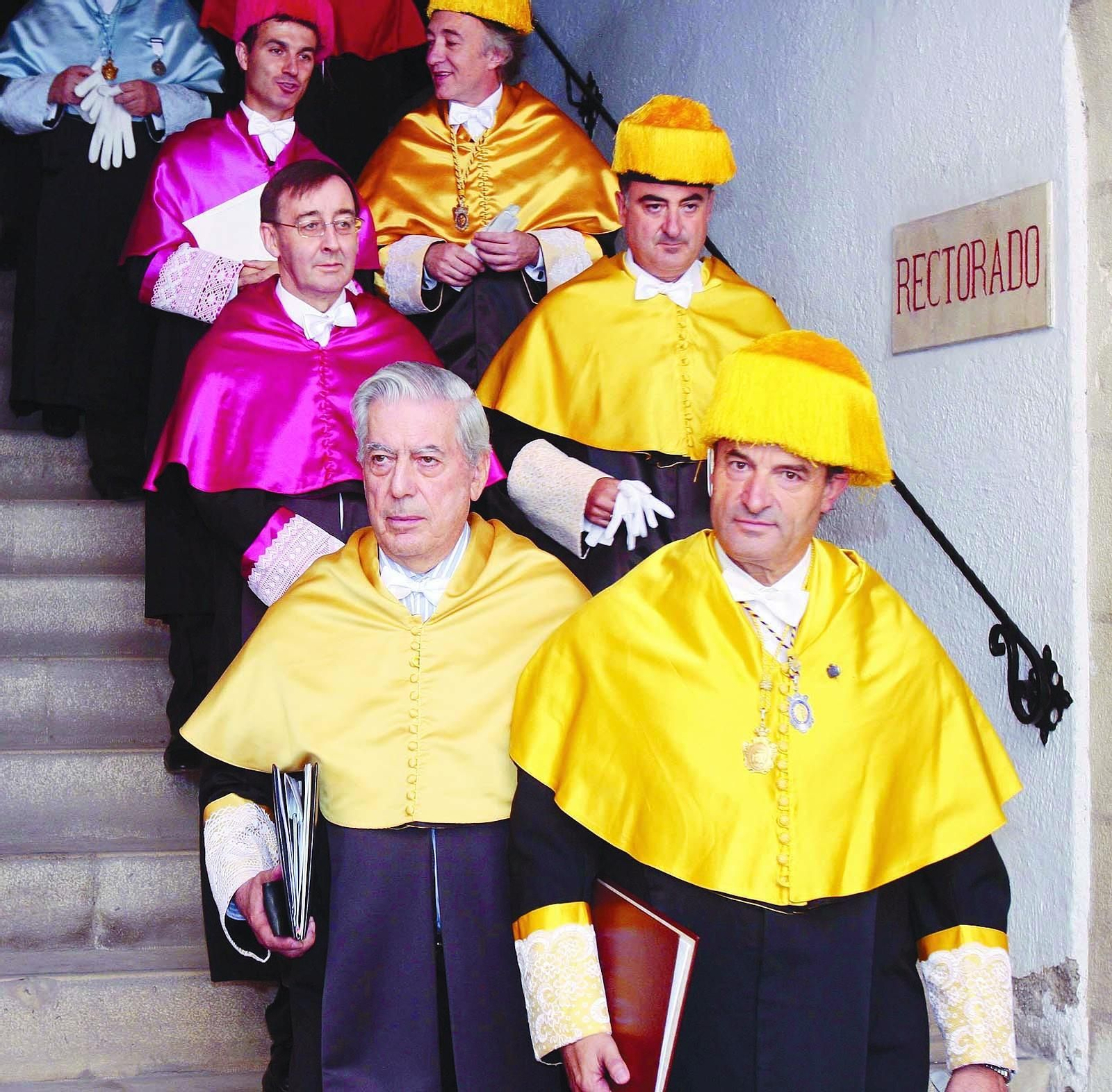 Vargas Llosa, junto a Blas Gil Extremera, que actuó de padrino en la investidura del Nobel peruano. Vargas Llosa, junto a Blas Gil Extremera, que actuó de padrino en la investidura del Nobel peruano.