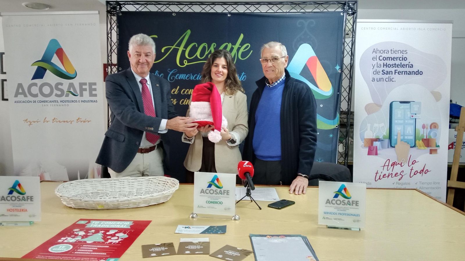 Simbólica entrega del gorro de Papá Noel a María Isabel Luna