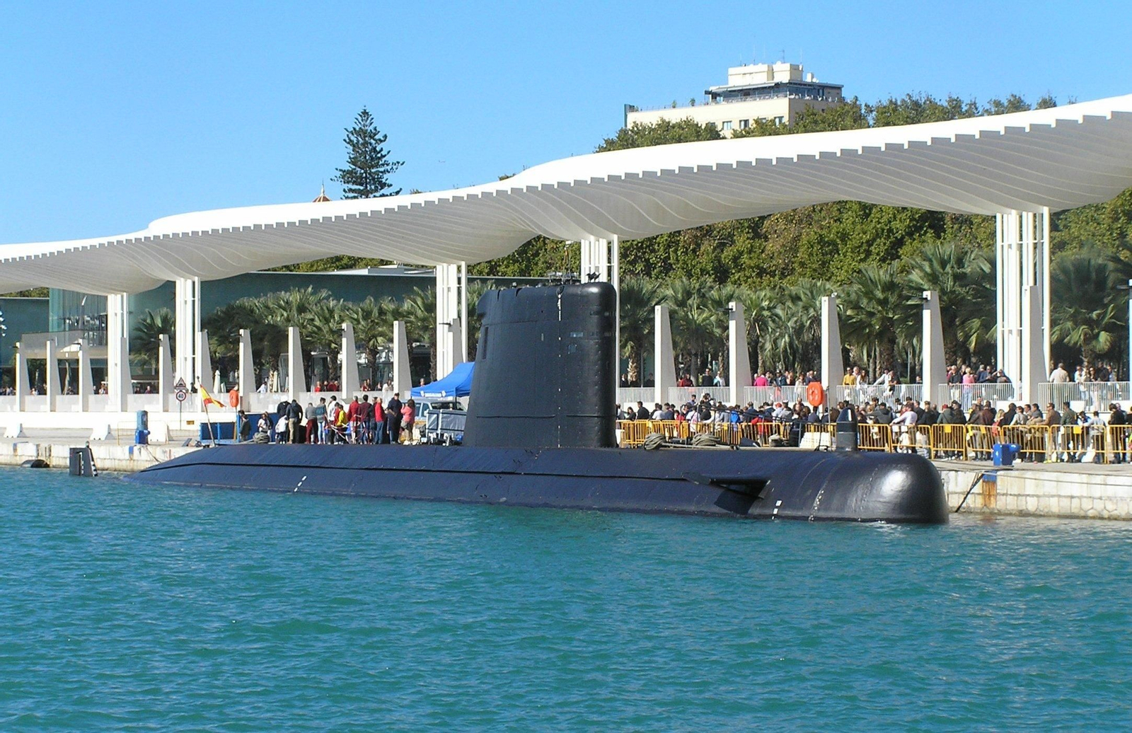 Largas colas de personas en el muelle dos para visitar el submarino español 'Mistral' en noviembre de 2018.
