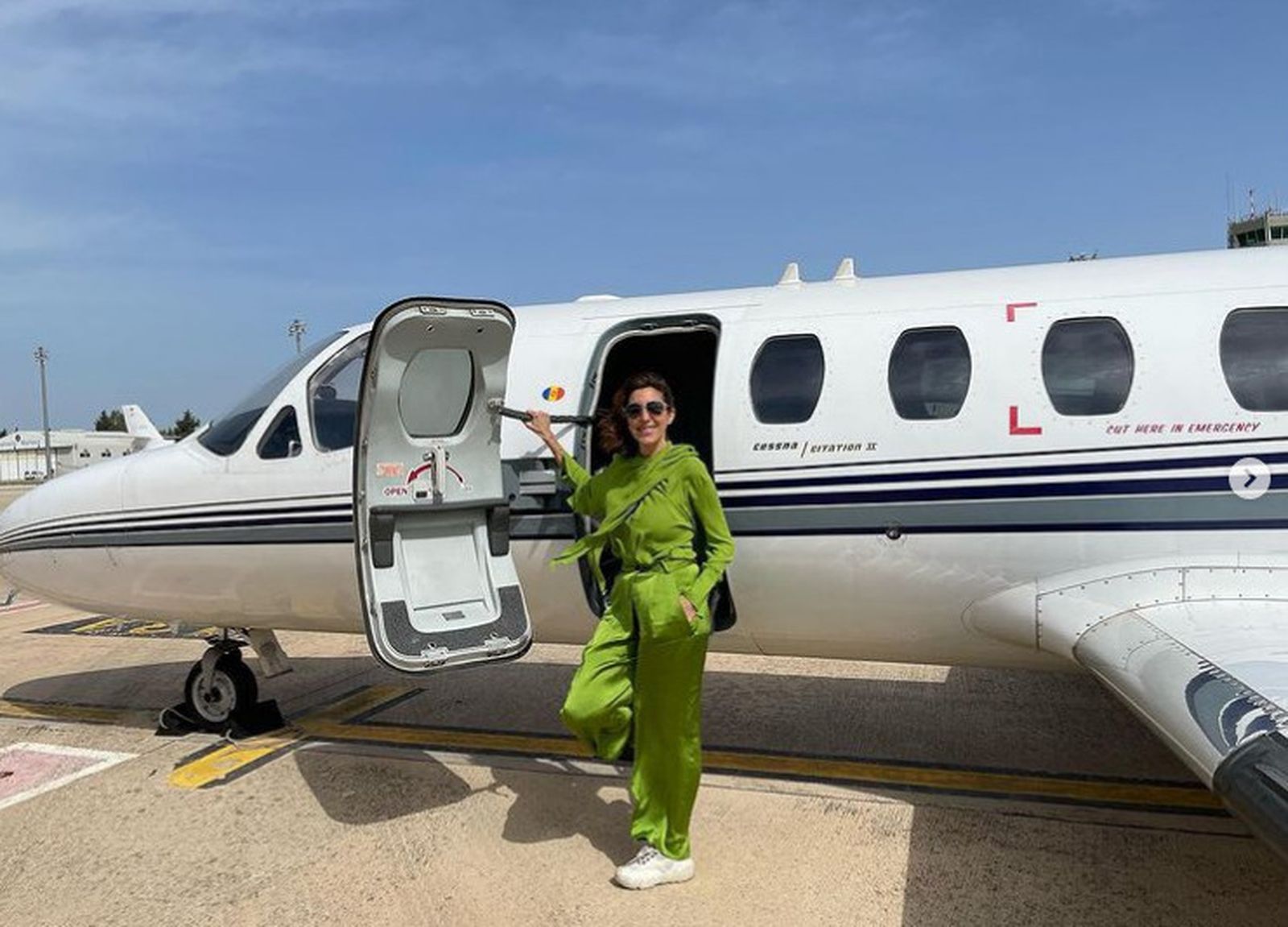 Paz Padilla mostrando el avión en el que viajó a Jerez.