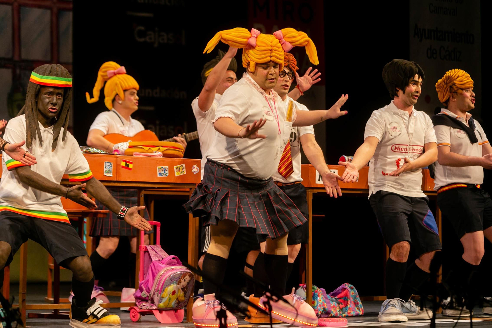 Actuación de la chirigota de Sevilla "Una chirigota sin clase"