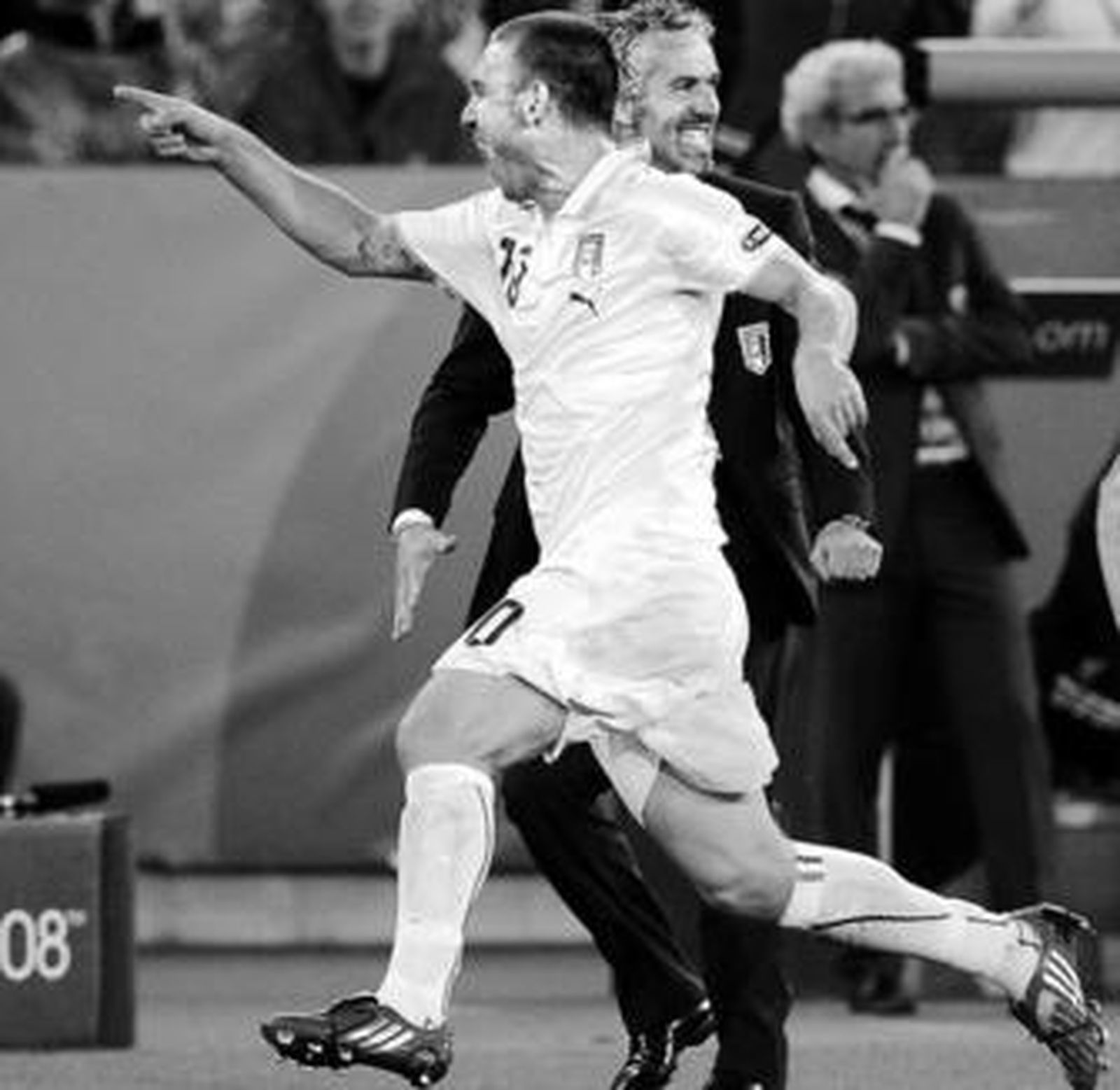 De Rossi celebra el segundo gol italiano con Donadoni detrás.