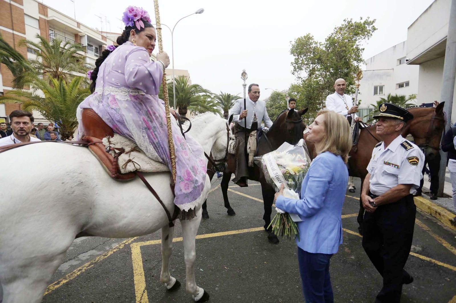 El Rocío 2023: Imágenes de la Hermandad de Emigrantes en su salida de Huelva