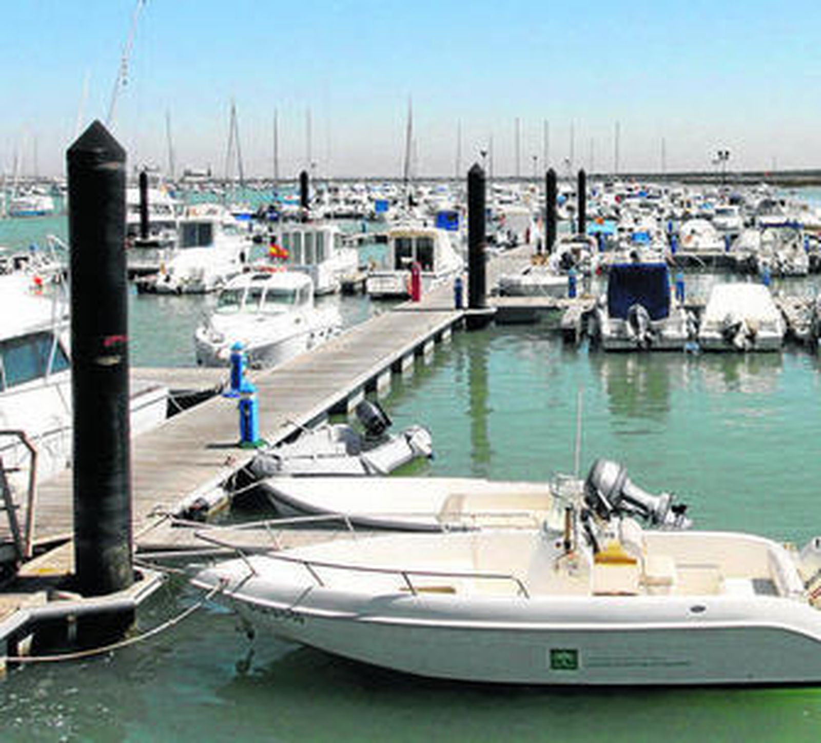 Pantalanes del Club Náutico Sancti Petri.