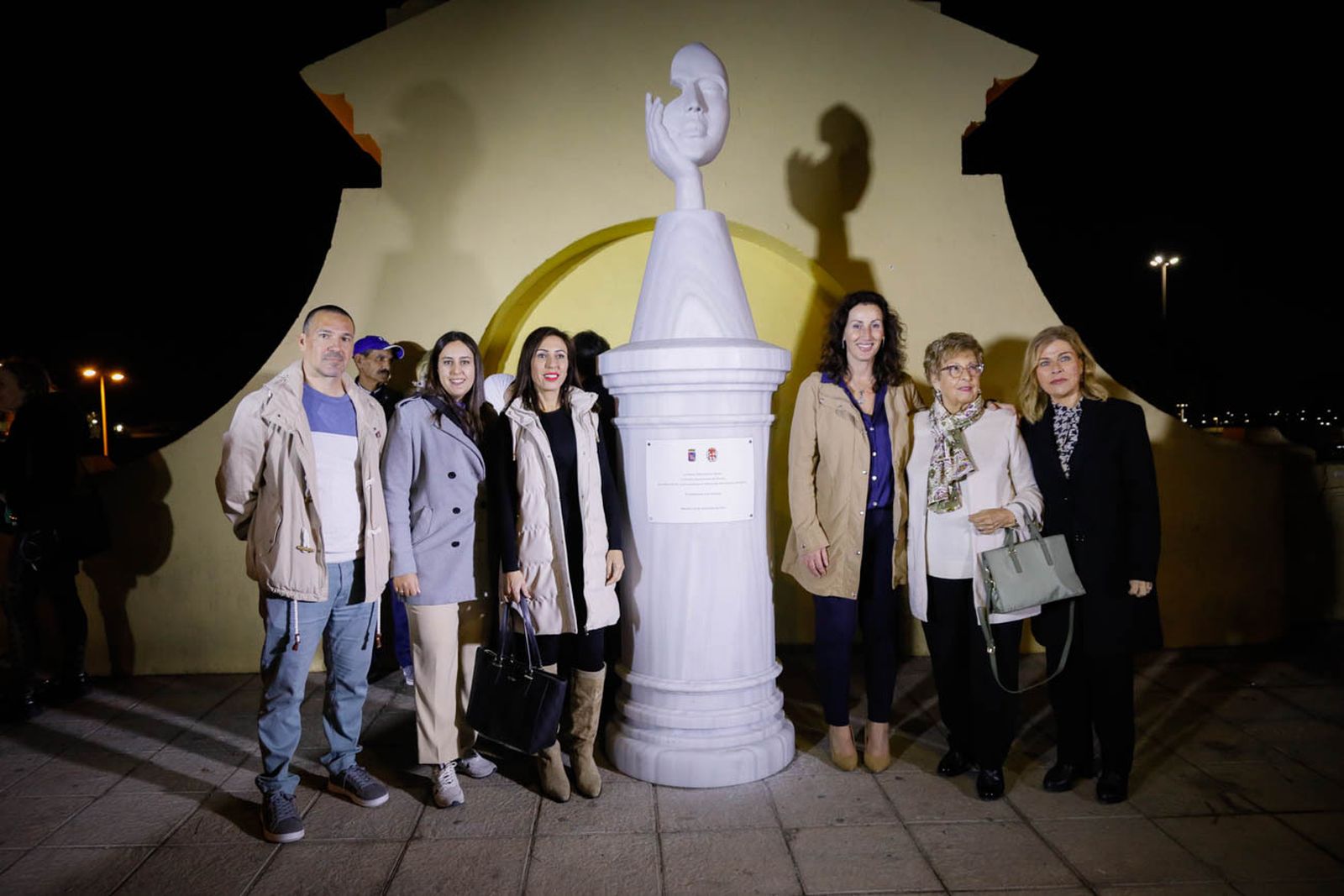 Imágenes del monolito en homenaje a las víctimas de violencia de género