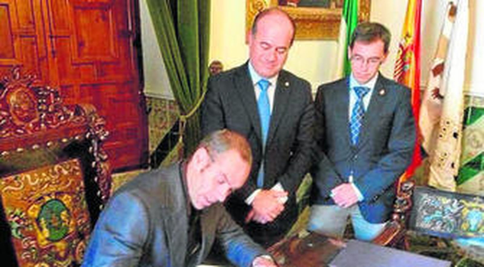 Óscar González, junto al alcalde y al concejal de deporte de Antequera