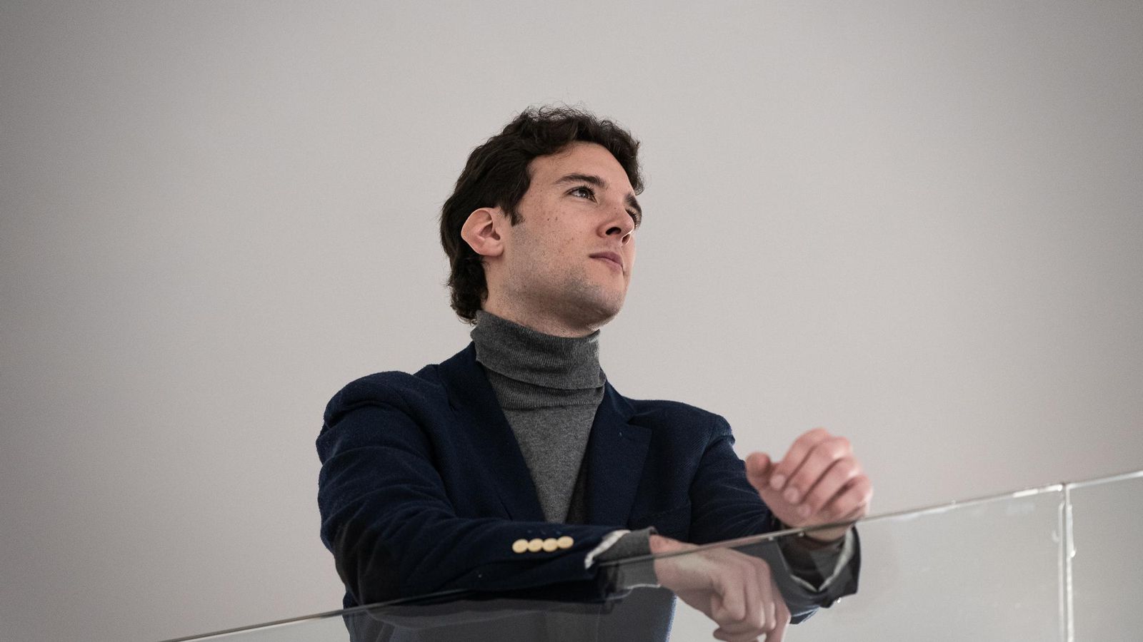 José Luis Pérez-Vera en la redacción de Huelva Información