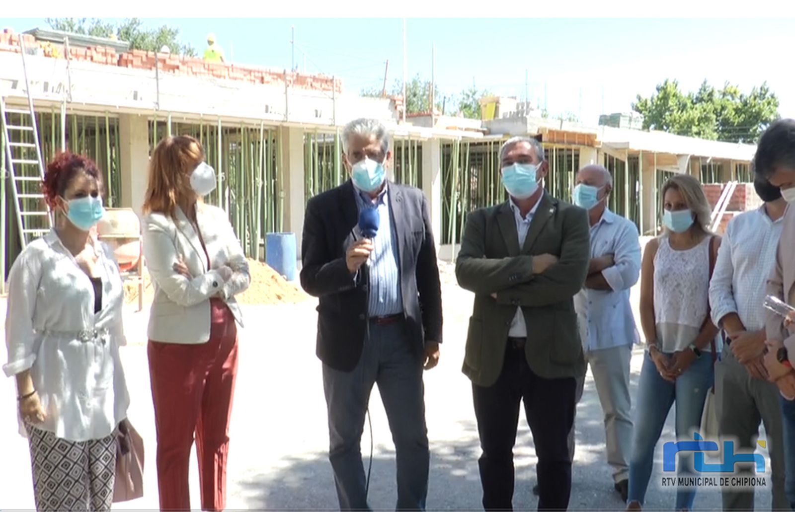 El delegado territorial de Educación y el alcalde, con otras autoridades durante la visita oficial a las obras.