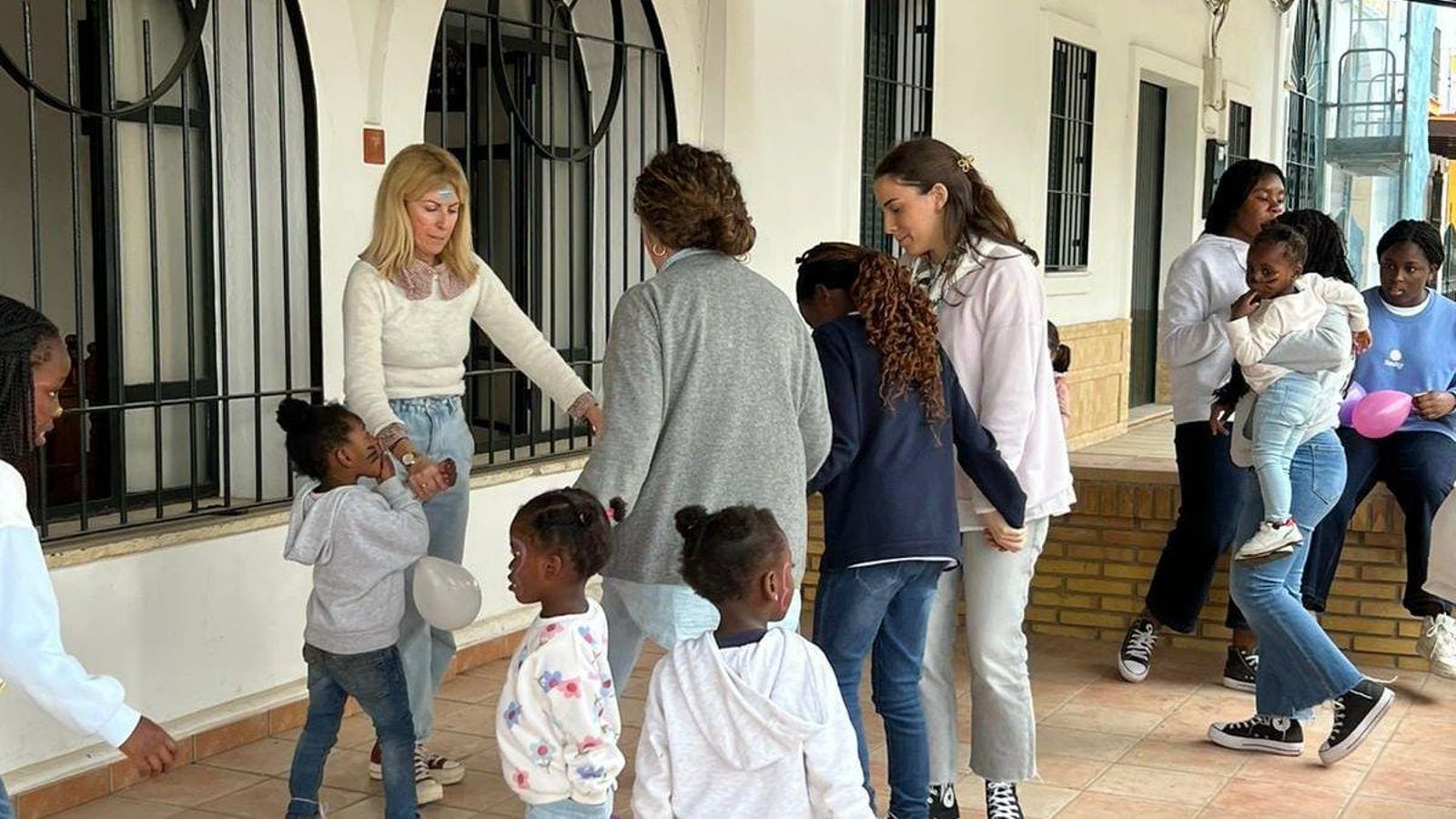 Niñas jugando en la Hermandad.