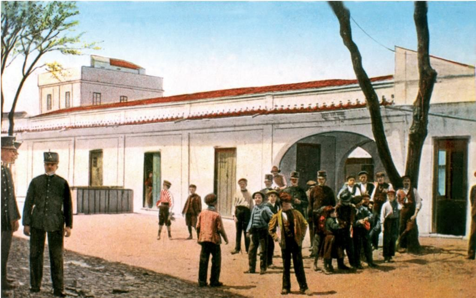 Postal coloreada publicada en el año 1906 en la que aparece la fachada exterior de la crujía meridional del mercado construido en la Plaza Baja entre 1821 y 1827.