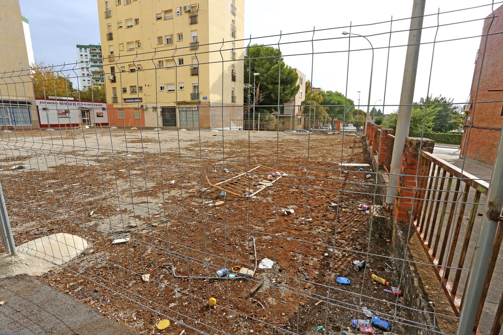 Estado actual de la plaza Venus completamente vallada.