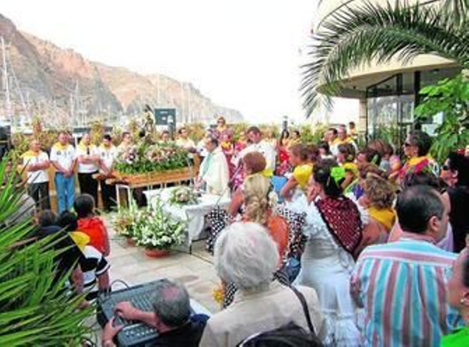 La misa en el Puerto de Aguadulce se celebra cada año antes de la tradicional procesión marítima.