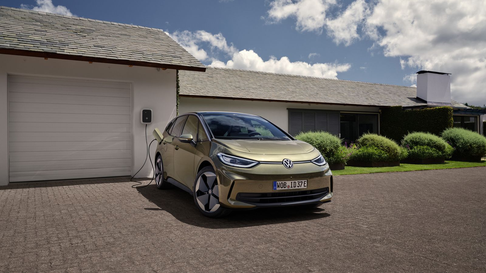 El cambio más notable en el frontal es la incorporación de entradas de aire a los lados del parachoques, así como una mayor presencia de zonas pintadas.