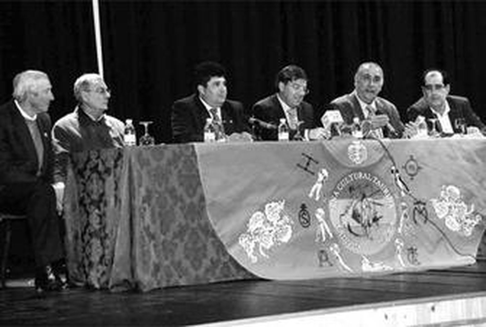 La mesa de invitados y periodistas, presidida por el alcalde triguereño Cristóbal Romero.