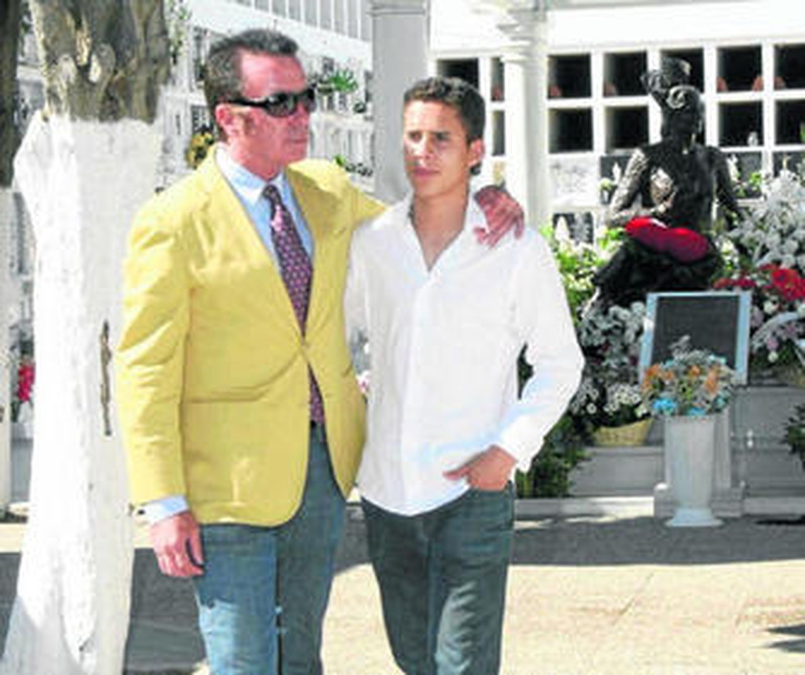 José Fernando Ortega Mohedano, con su padre, el torero José Ortega Cano.