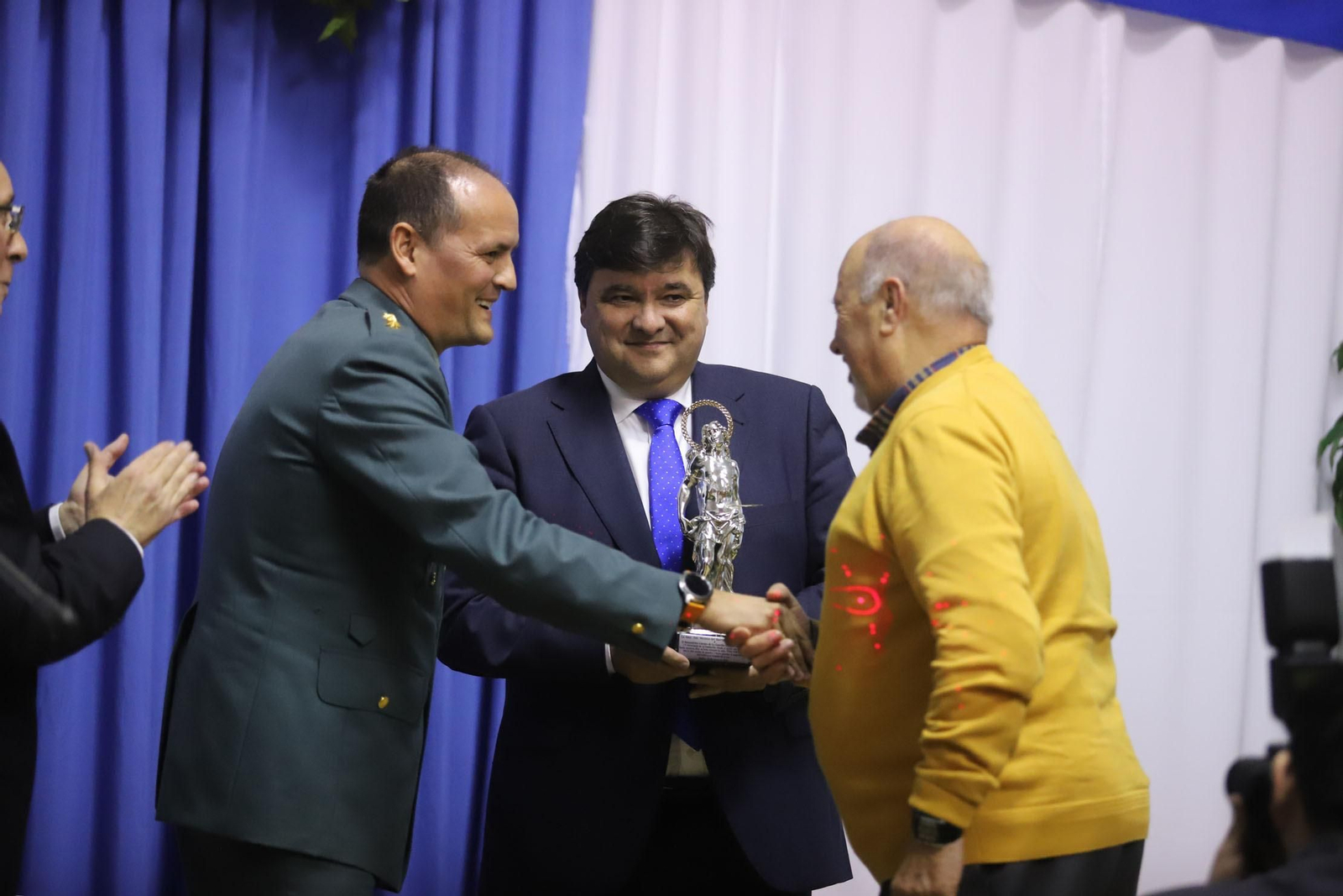 Imágenes de la convivencia con los antiguos vecinos de San Sebastián y la entrega a homenajeados con recuerdos del acto.
